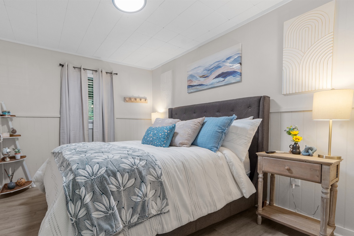 Master bedroom on main level (queen bed)- Creekside Cottage 