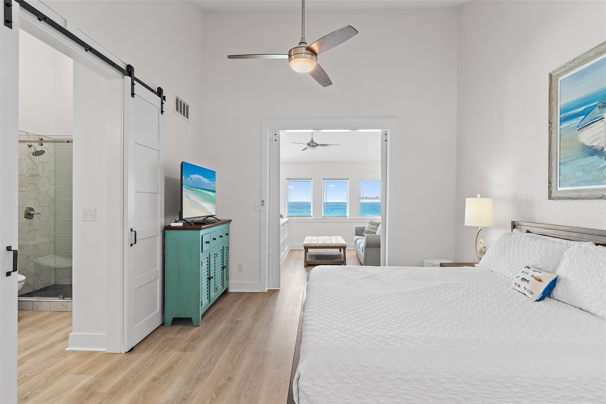 Master Bedroom (Level 3): NEW KING bed, Smart TV, Ensuite Fully Remodeled Bathroom with Remodeled Walk in Shower + Bonus Sleeping Nook with Twin Bed Great for the Young Kids! (Sleeps 3)