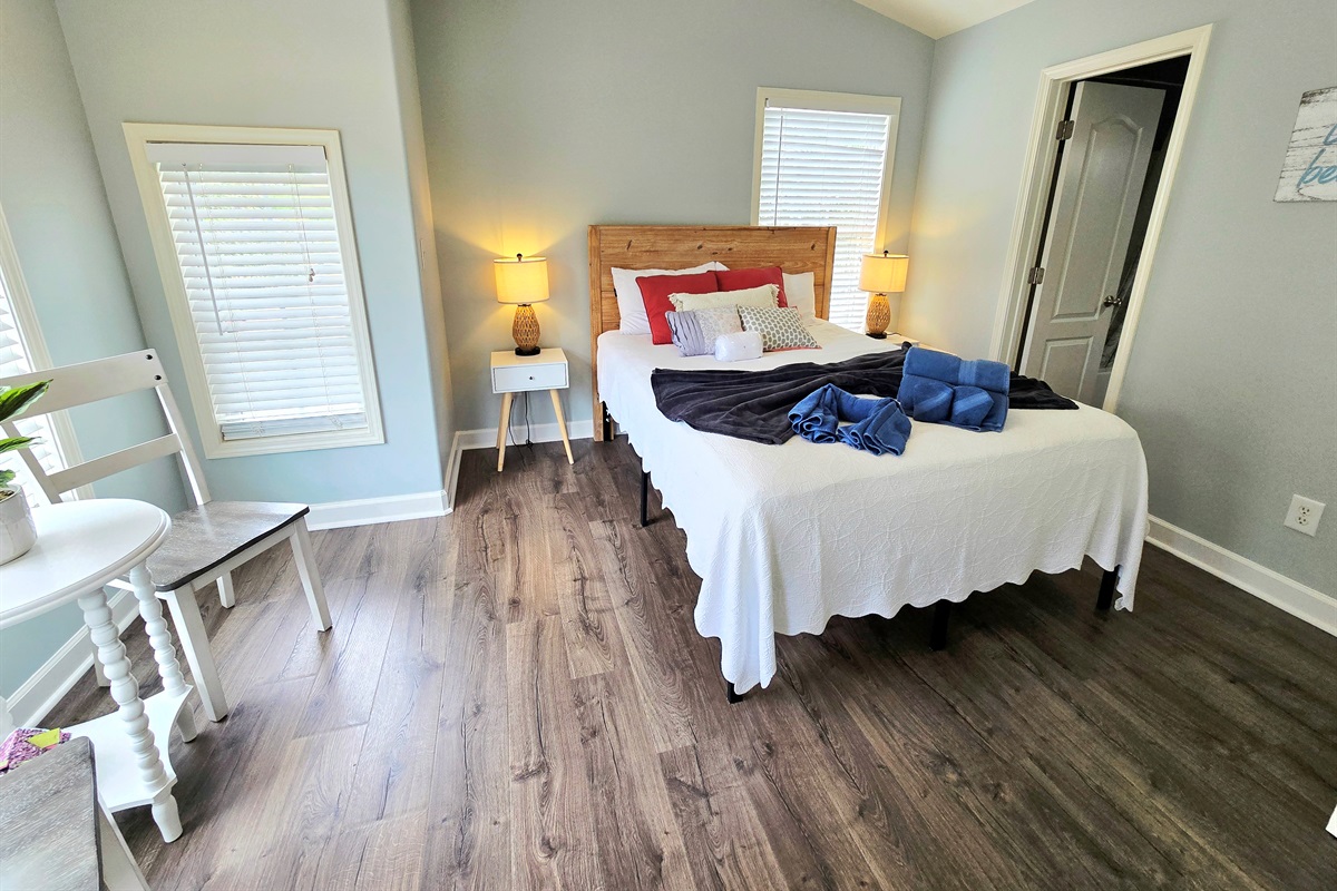 Bedroom 3 - Queen w/ Jack and Jill Connected Full Bathroom