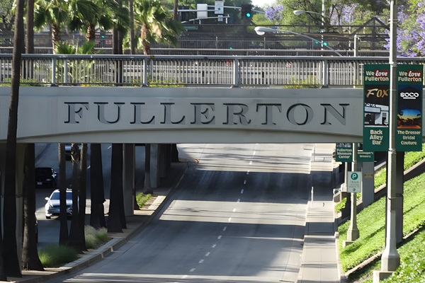 15 minute walk to restaurants and shops in downtown Fullerton