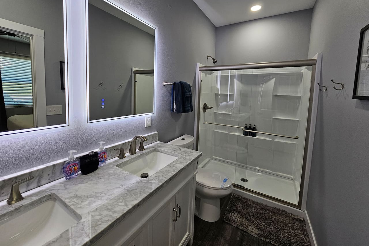 Fresh, well‑maintained bathroom with everything guests need for a relaxing stay.