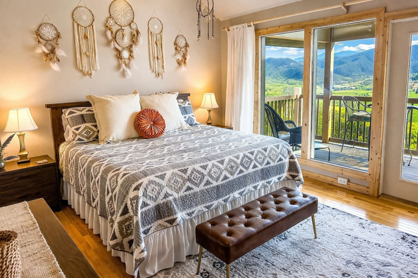 The Dreamcatcher Bedroom at Tanasi Lodge: 1 king bed