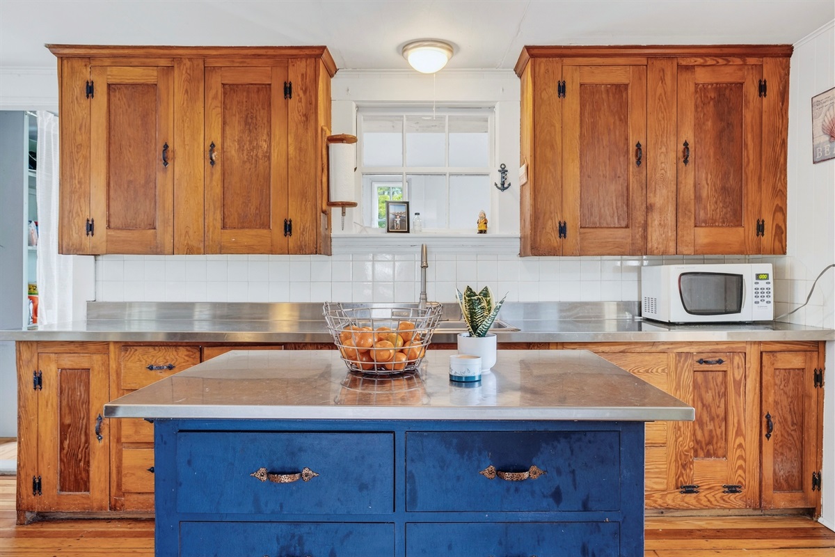 Spacious kitchen with an island and breakfast table 