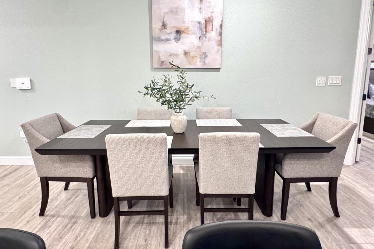 Plenty of seating at the dining table for 6 and 3 barstools at the kitchen island