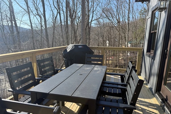 Outside dining area for 6. 