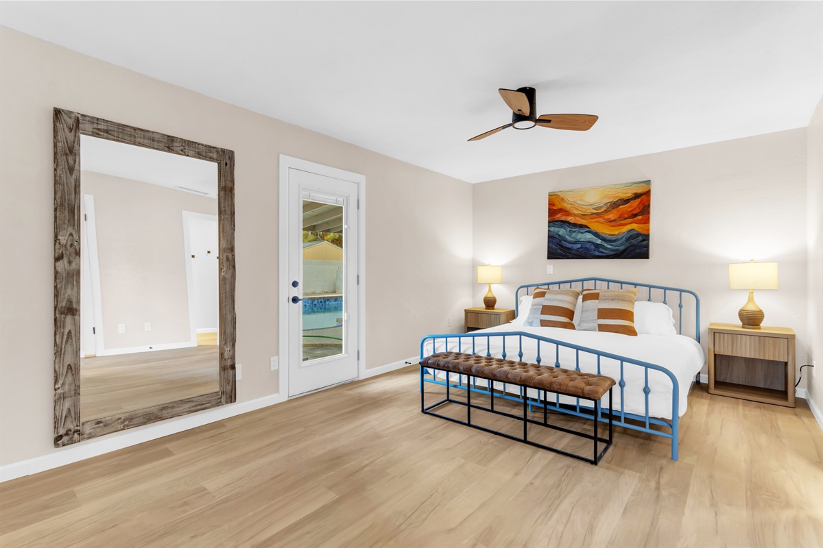 Get a restful night's sleep in this cozy king size bed