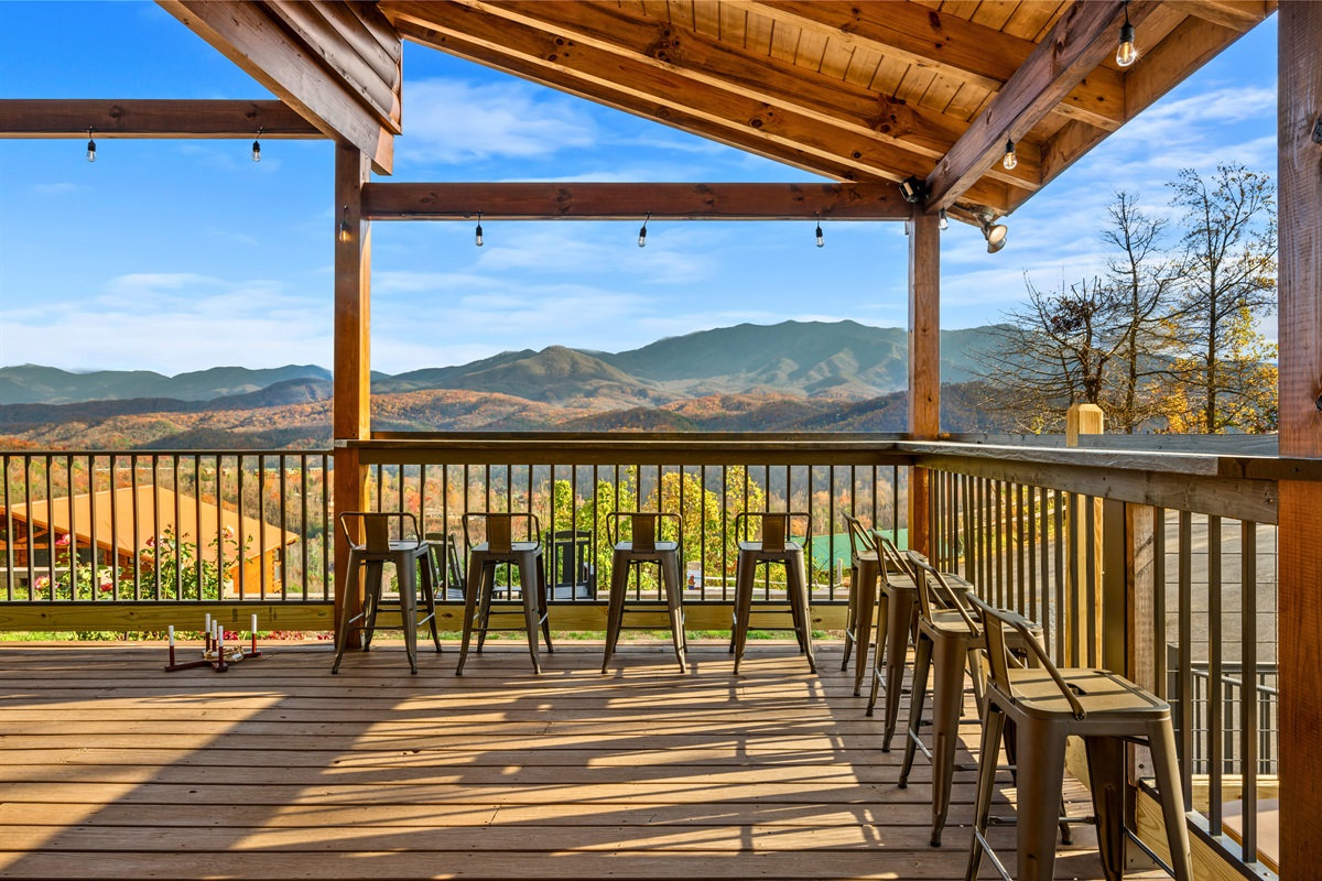 Enjoy drinks and conversation at Signature Stay’s mountains views bar with 8 stools, the perfect spot for entertaining