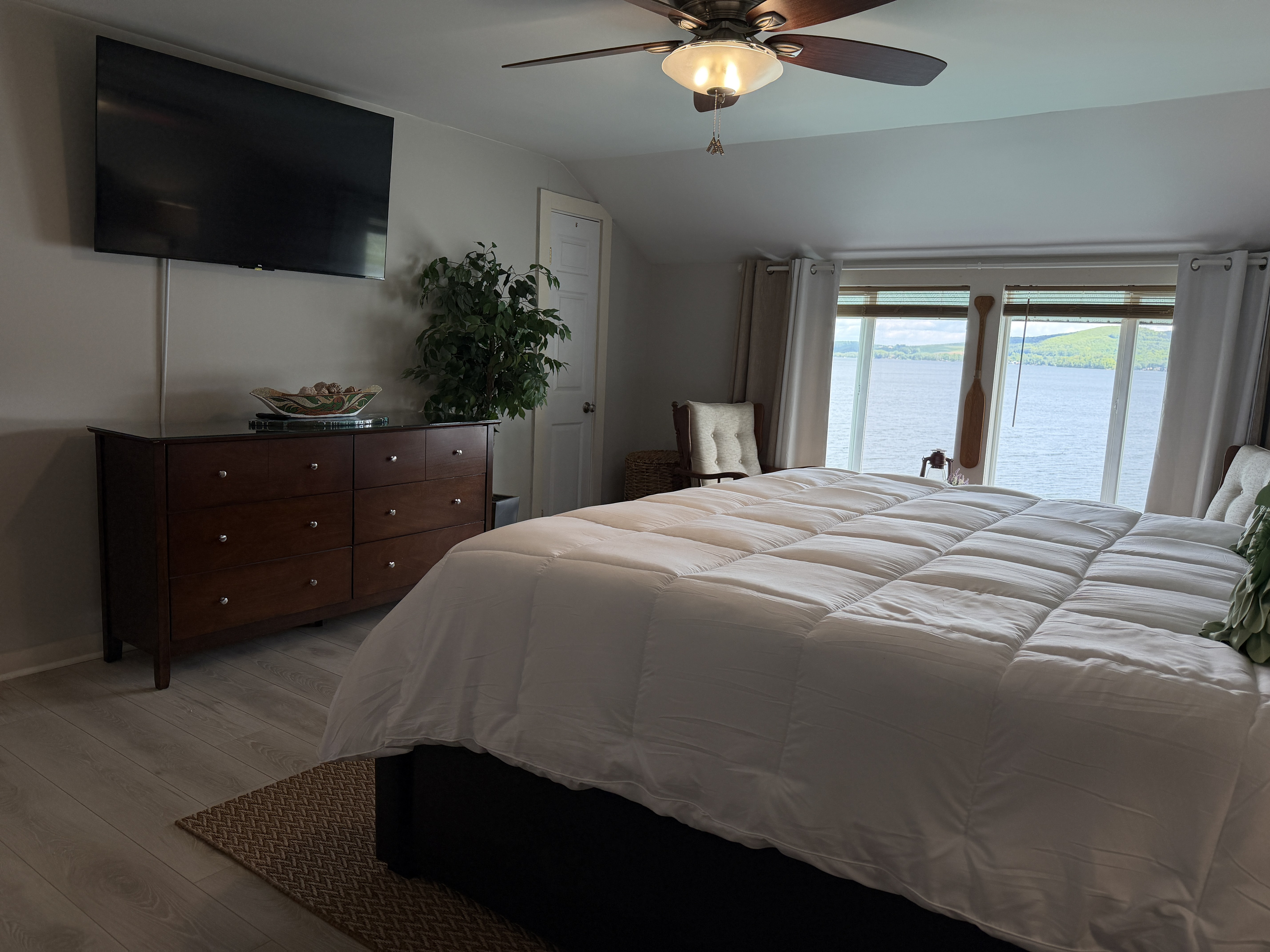 2nd floor King with lake views and ensuite