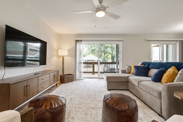 Stylish Notre Dame Haven | 2BR/2BA | Private Balcony + Parking, photo 16