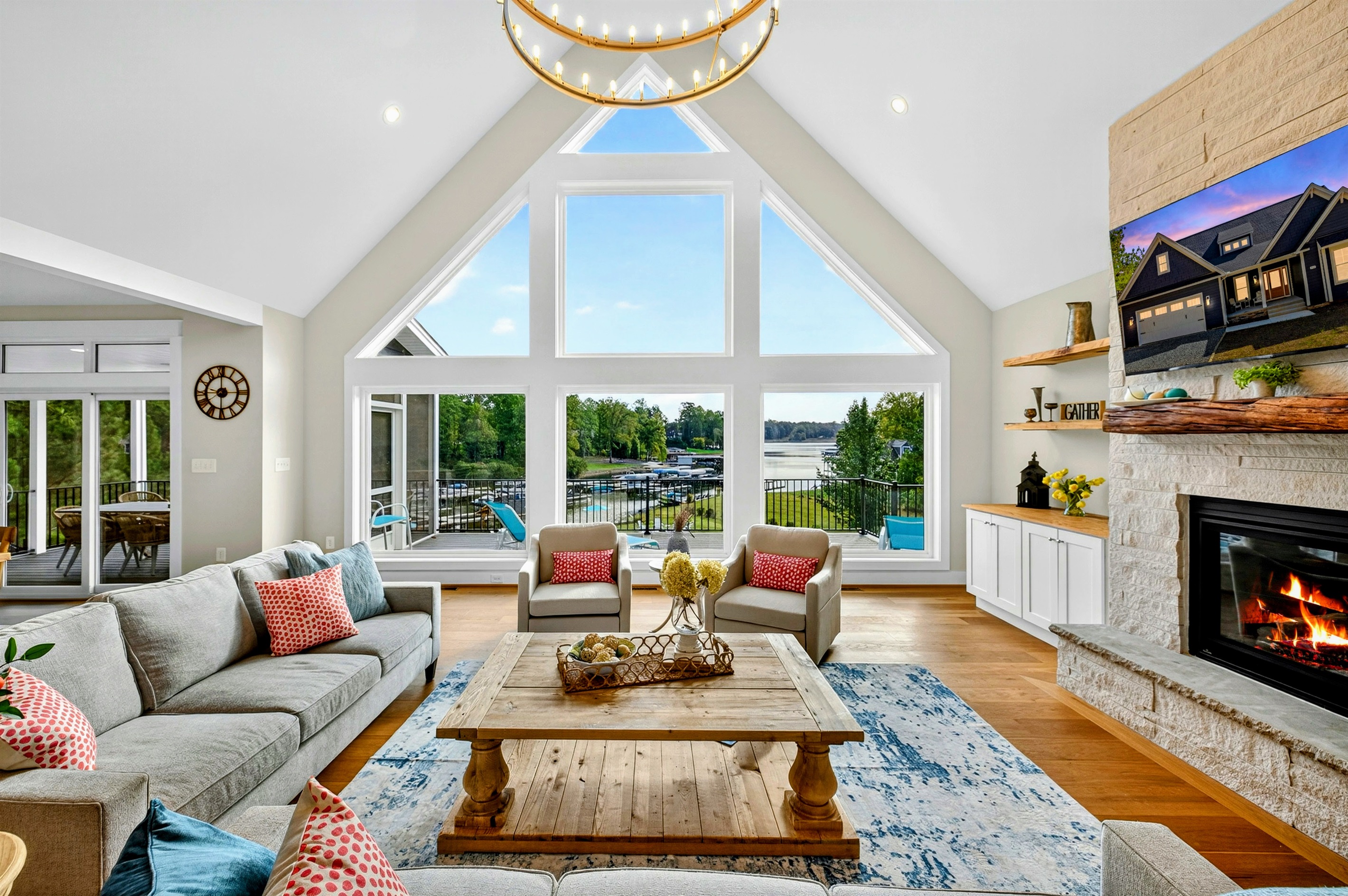 Stunning lake views and so relaxing to watch the boats, paddle boards and kayaks go by!