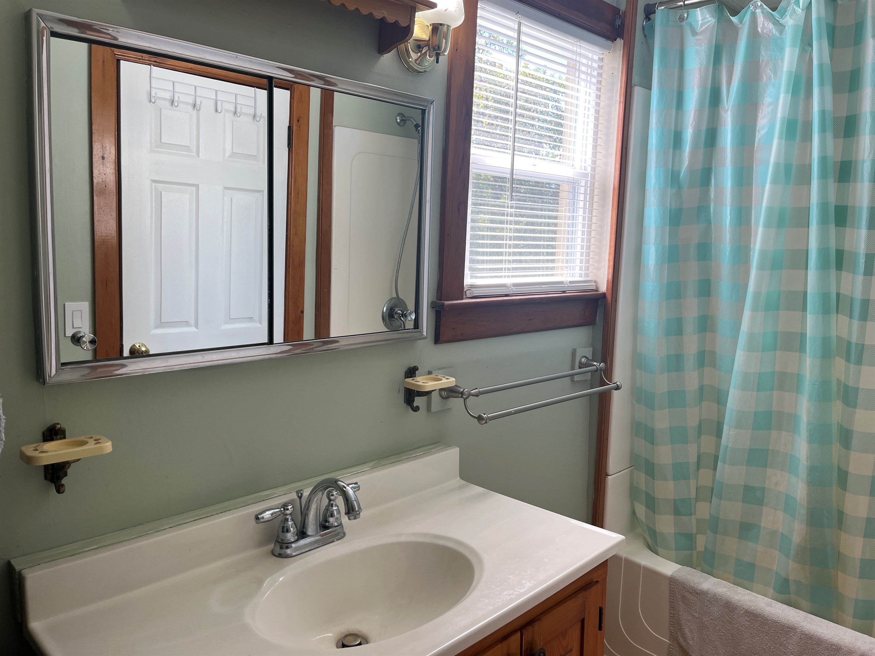 1st floor bath with tub/shower