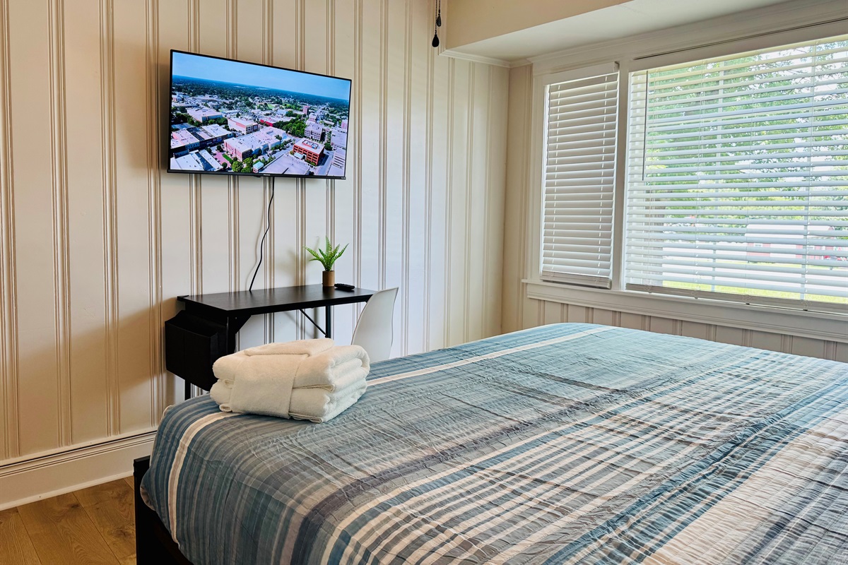 KING Bedroom with Smart TV, Nectar Mattress and desk area