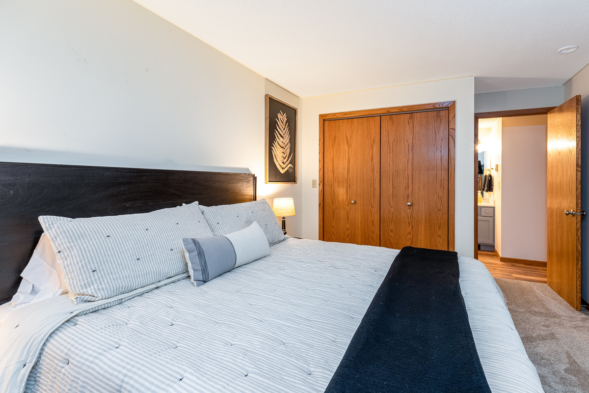 King size bed with ensuite bathroom