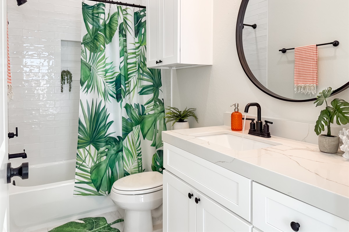 As well as an en-suite bathroom with a shower/tub combo.