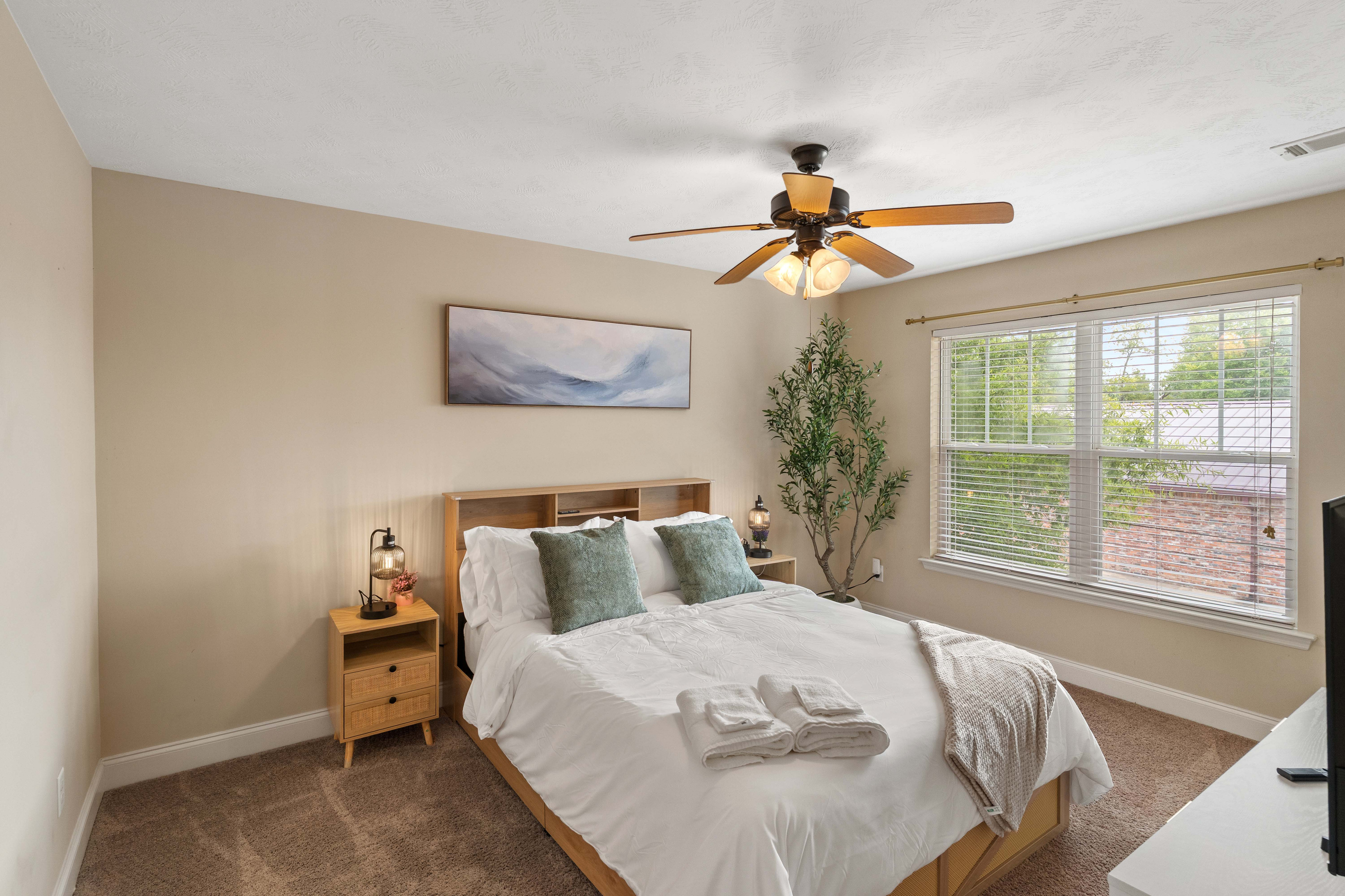 Bedroom 1 - Queen Bed