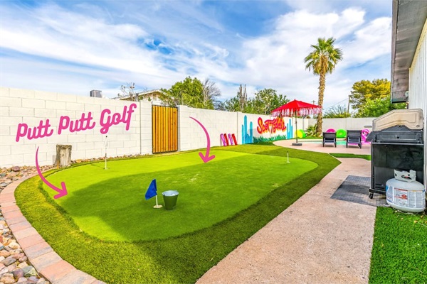 Perfect your short game on our fun backyard putting green, designed for all ages to enjoy the Arizona sunshine.
