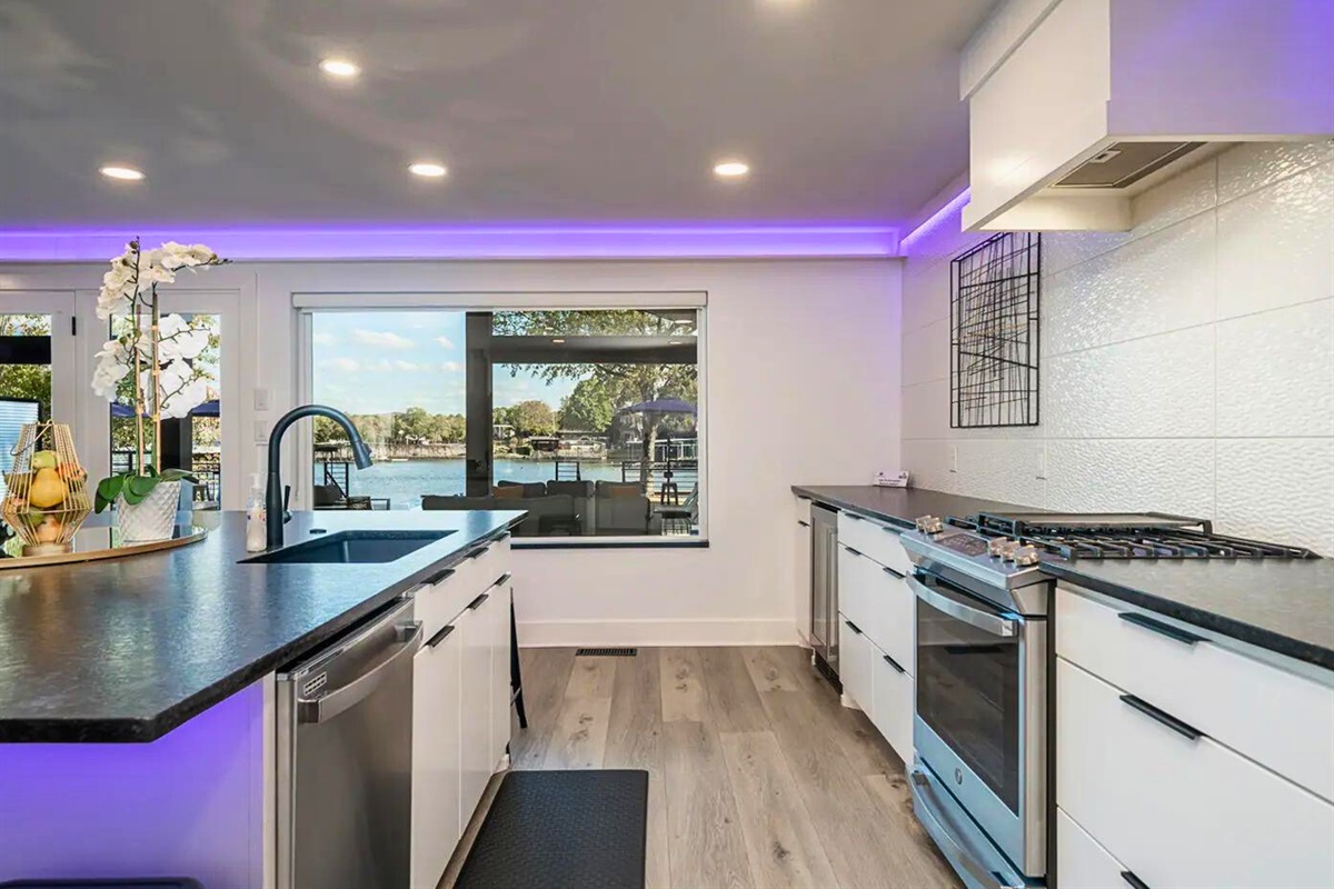 [Kitchen] The Large Countertops Make the Kitchen Suitable for Preparing Any Meal, Even a Thanksgiving Feast!