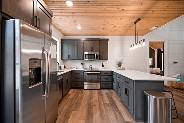 Fully equipped kitchen with granite counters & stainless appliances 🍳