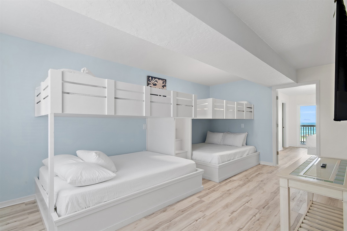 First Floor Bunk Room Fulls Over Queens