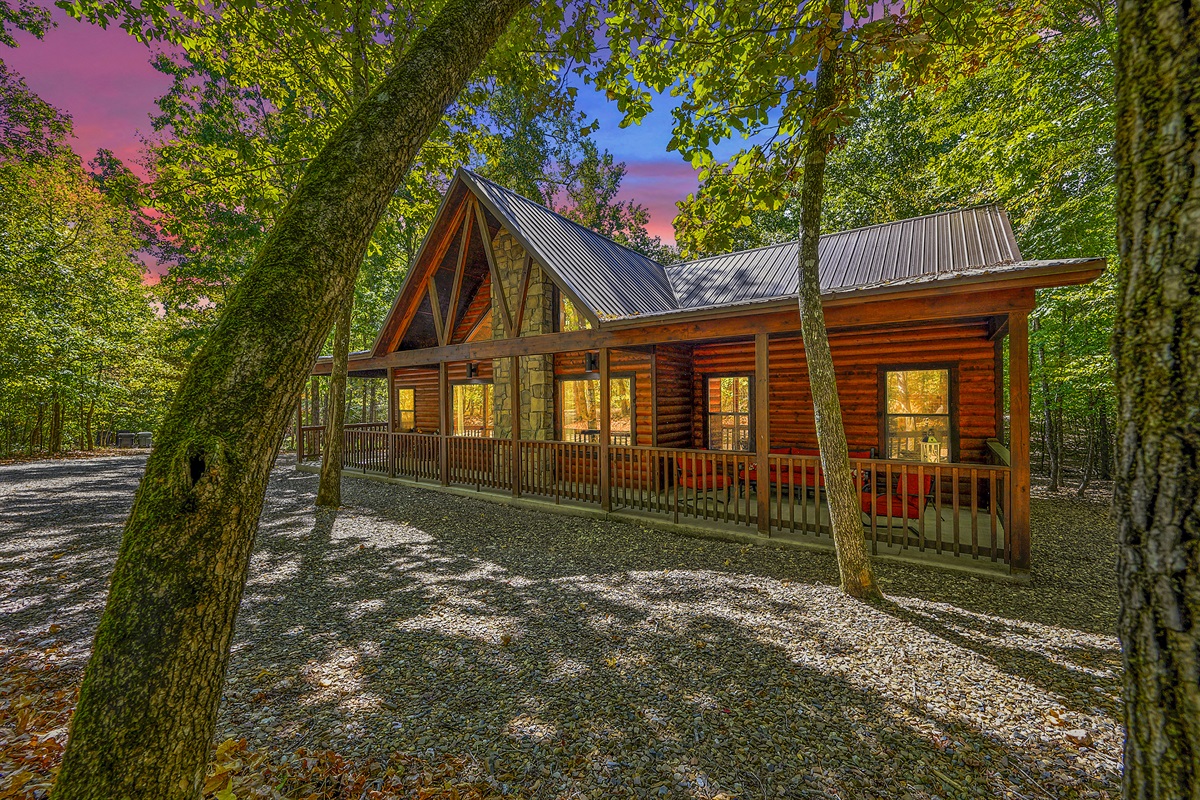 2 outdoor seating areas off the front porch to enjoy the deer and views!