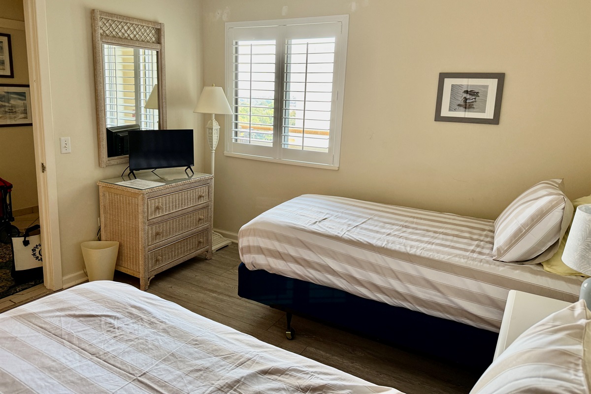 Guest Room w/Two Twin Beds, Smart TV