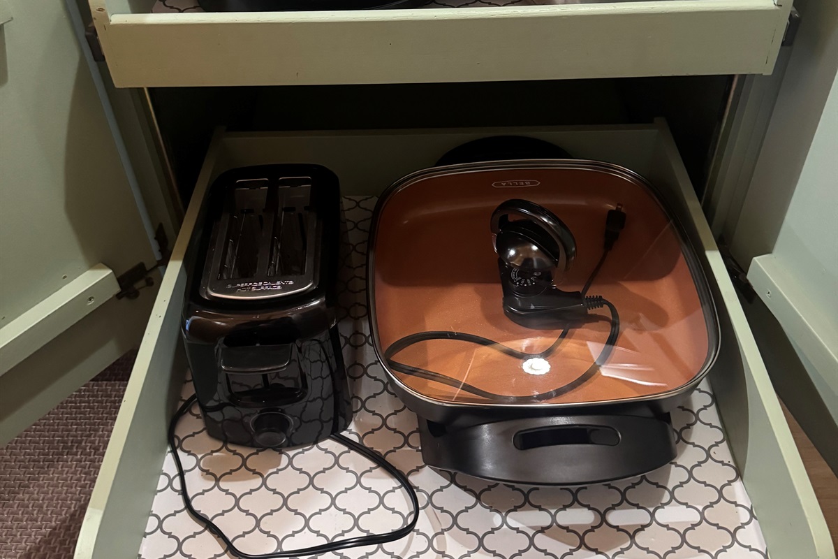 Double burner electric hot plate, toaster and electric skillet