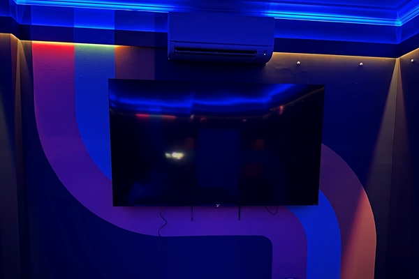 Brand new TV room - 75 inch TV with XBOX with 100s of free games and 4 controllers