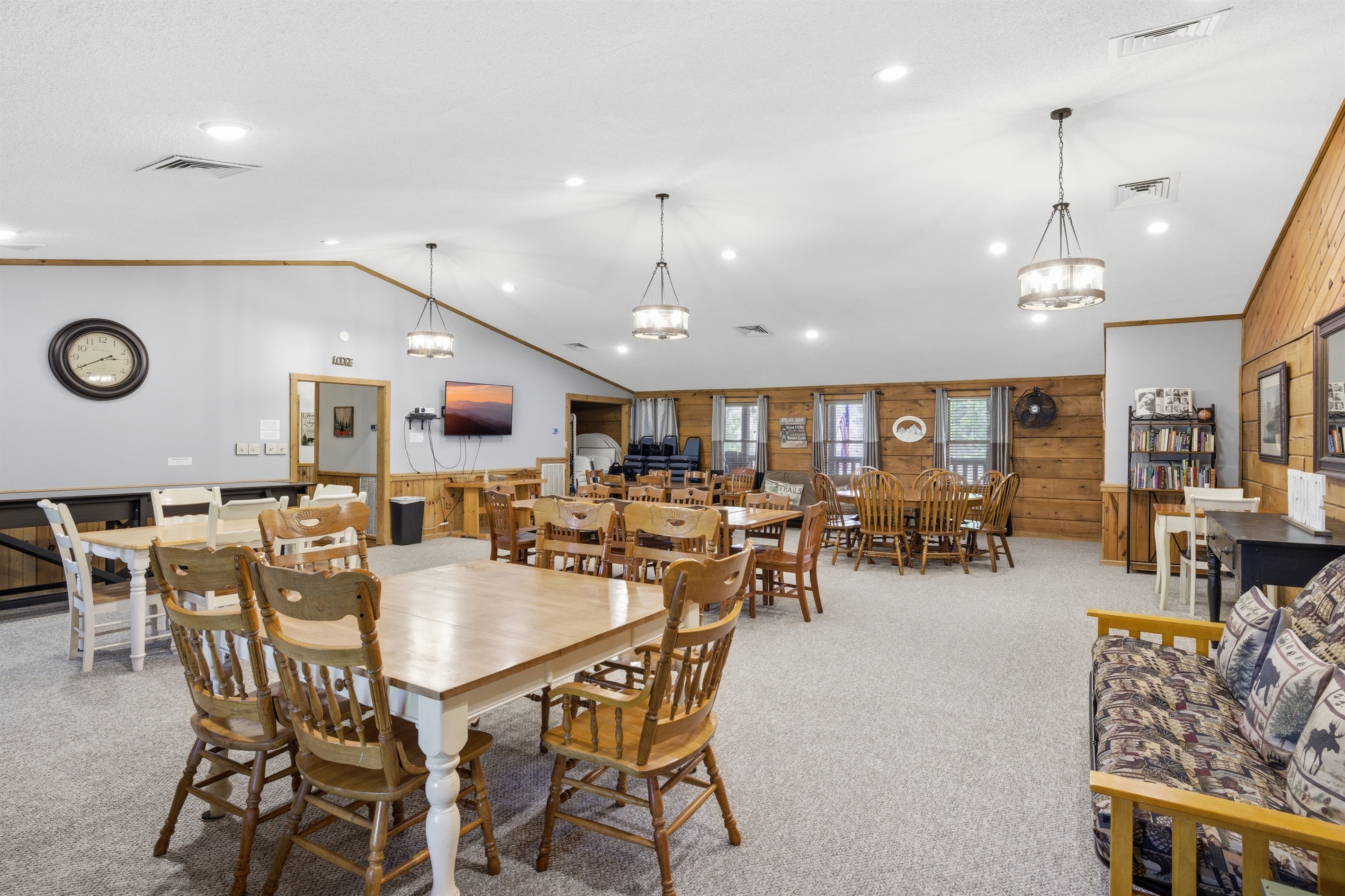 1200 sq ft dining room- great area for large gatherings!