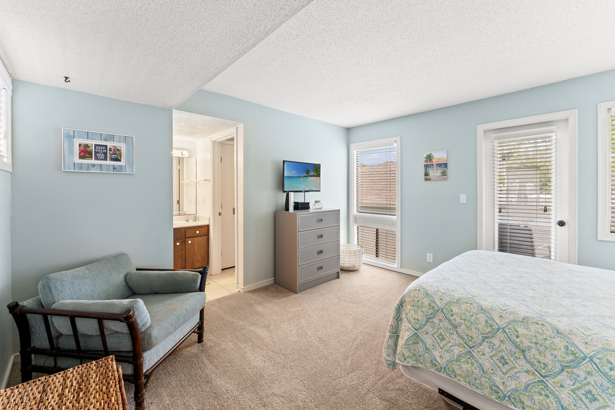 Large Main Bedroom with Queen and ensuite