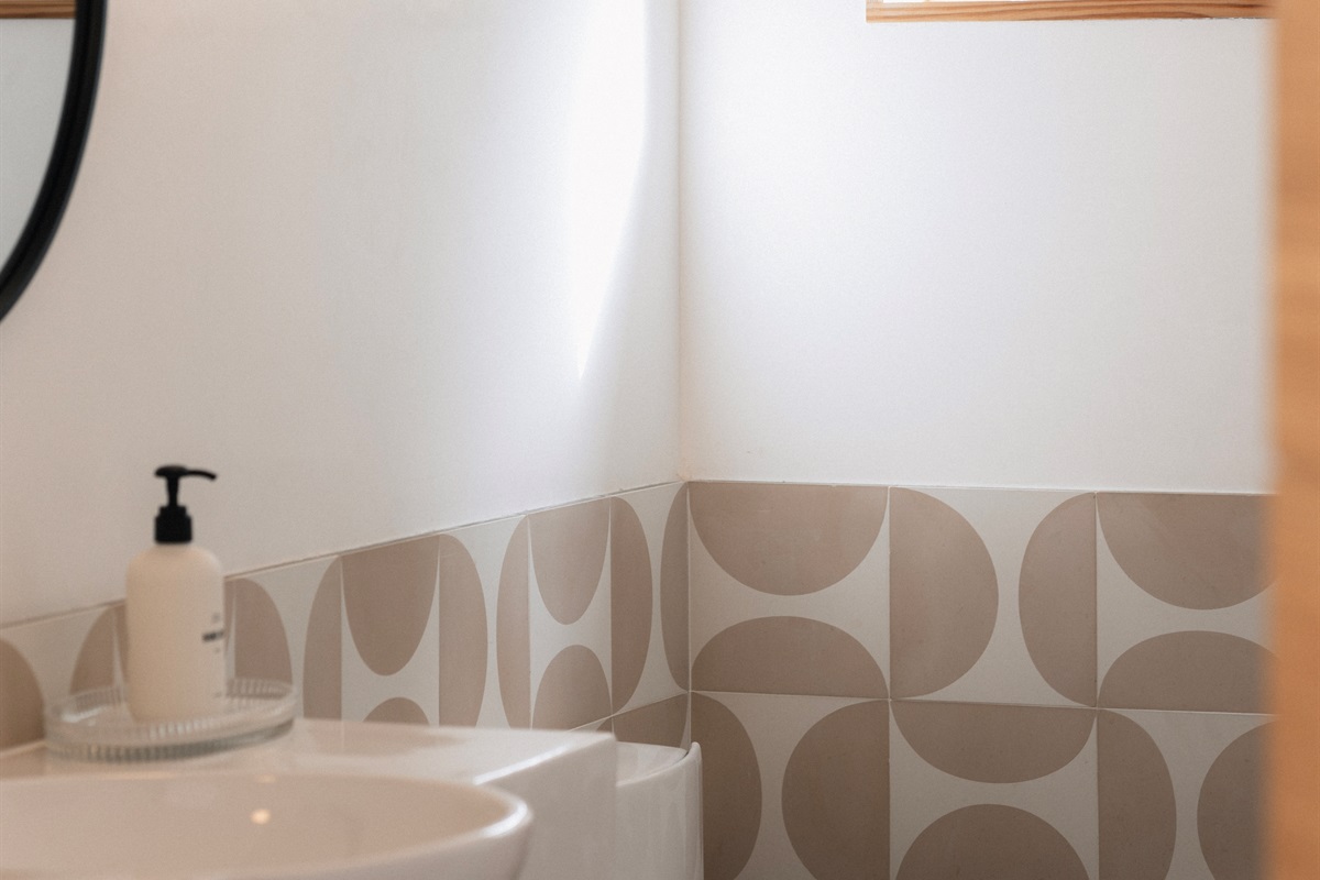 A boutique-hotel feel ✨ Soft lighting + coastal charm.