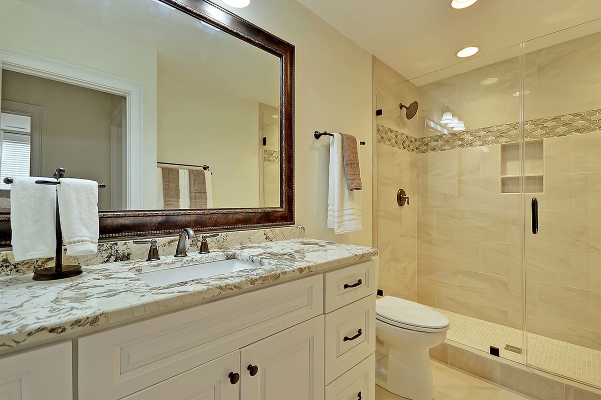 Large shower with 2 shower heads