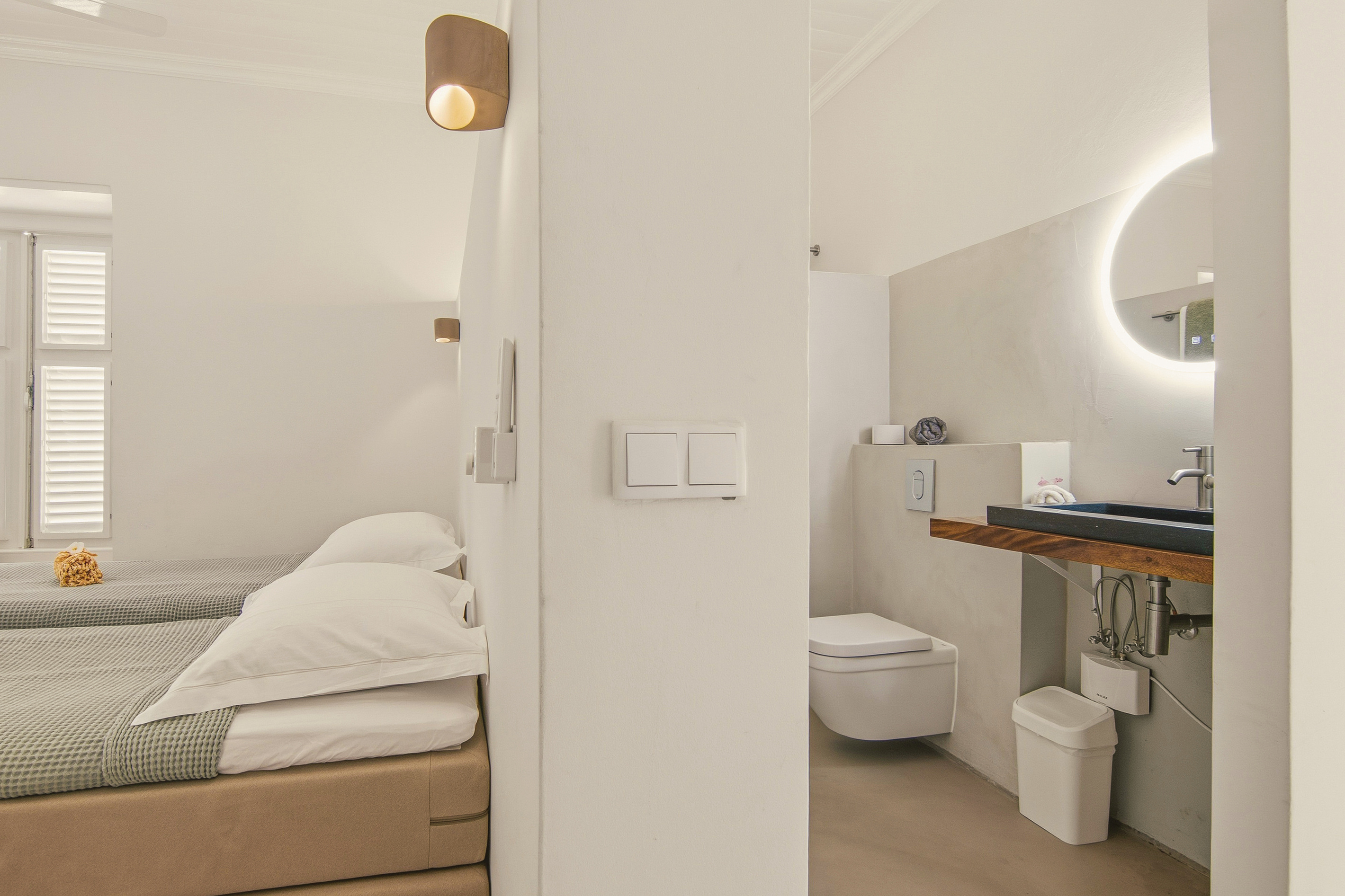 City Villa – Bedroom & en-suite bathroom