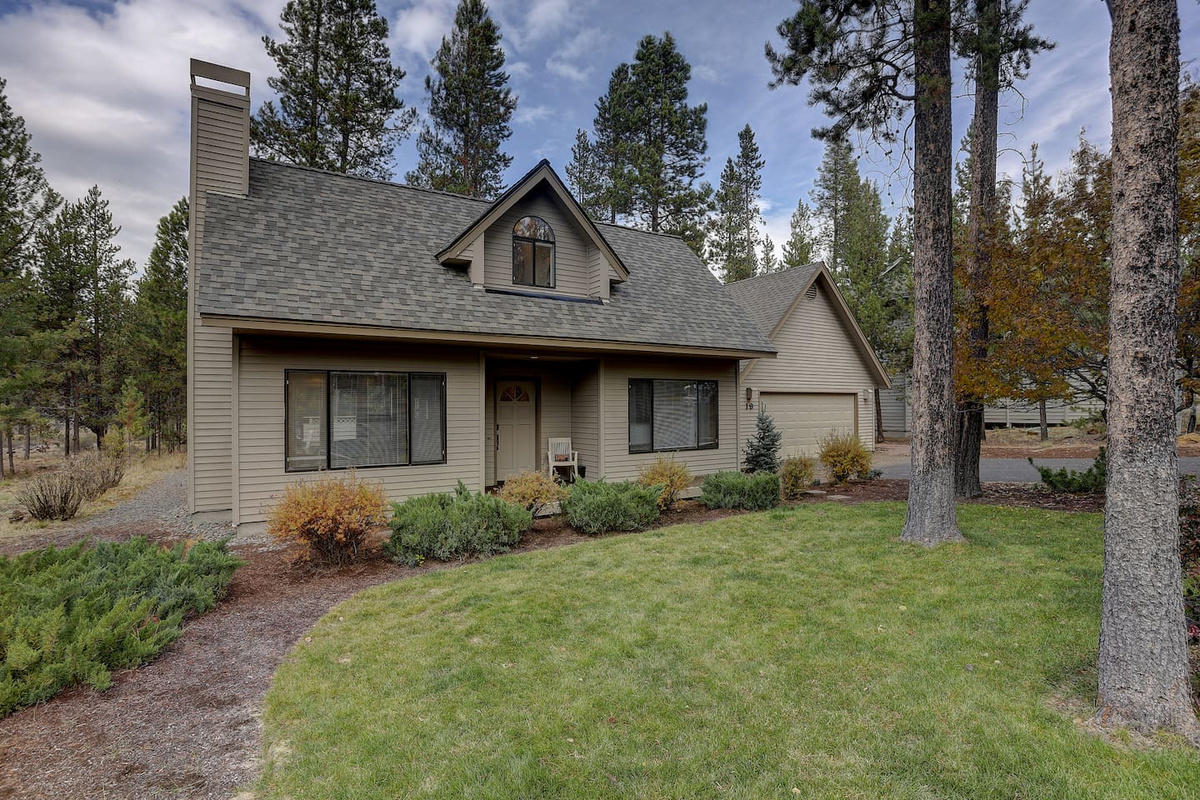 This lovely grassy front yard is a rare find in Sunriver and perfect for kids and pups!