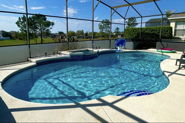 South Facing 33' Pool - Pool Basketball - Hot Tub - Sun Loungers - Ten Seater Dinning table and chairs