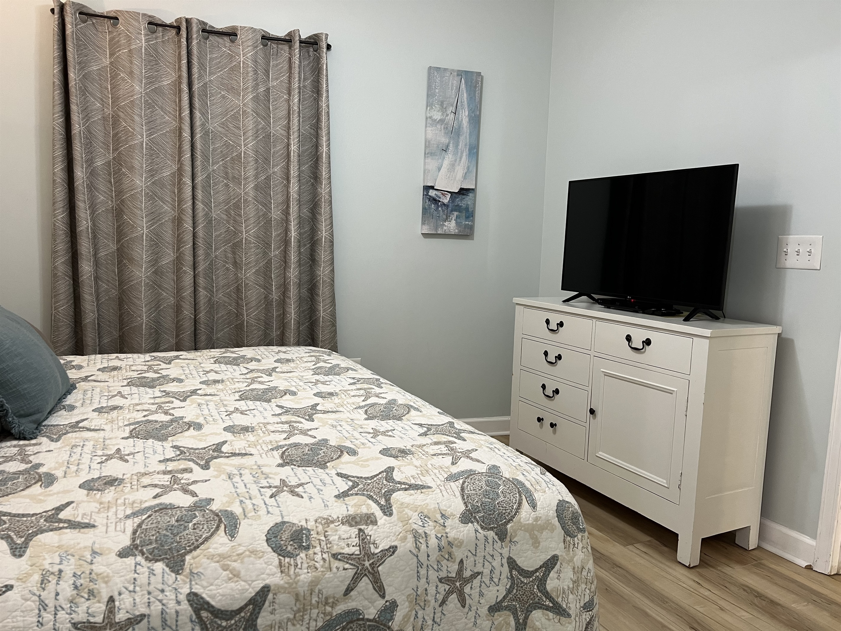 King bed & Smart TV