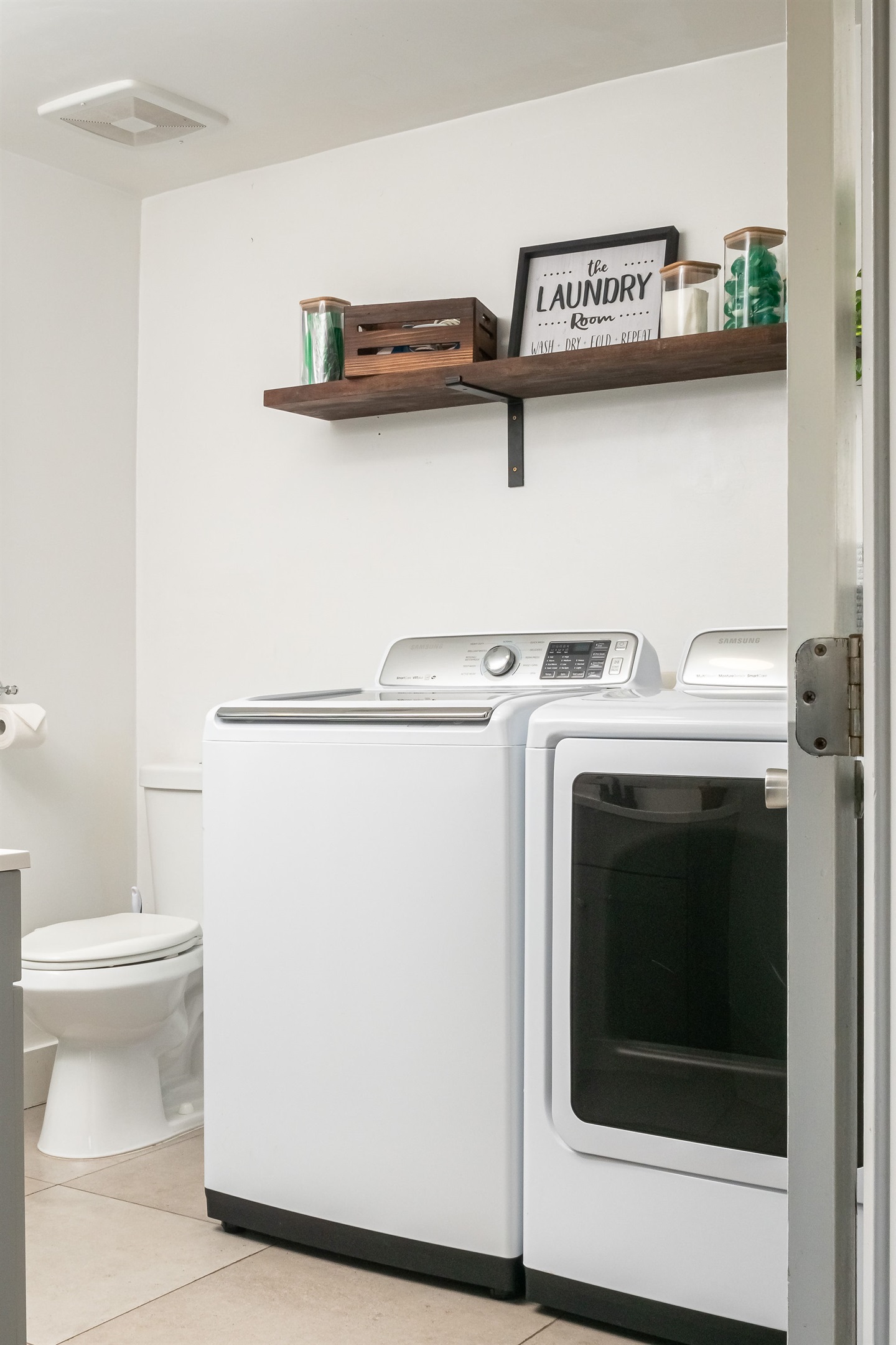 Half bathroom + laundry