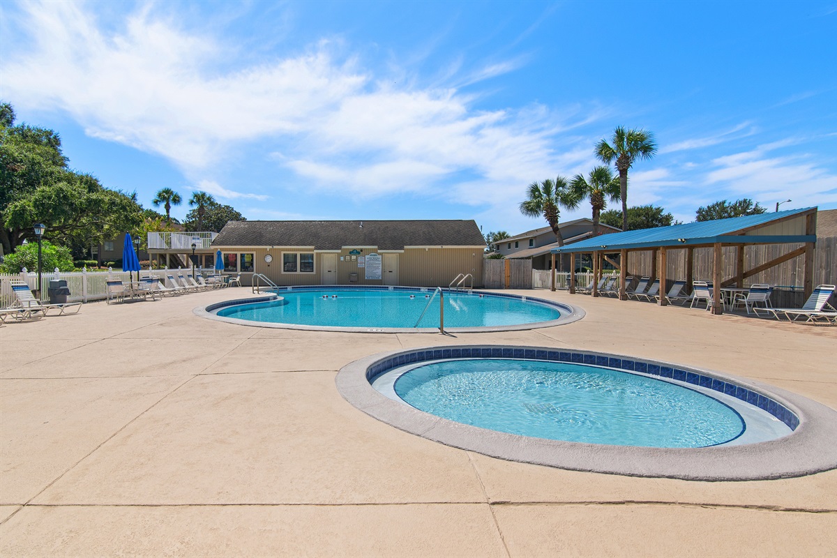 Guests have access to 4 more pools (two heated seasonally) and TWO hot tubs within the Seascape Resort – just a short stroll through the community!