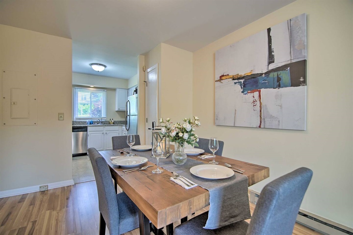 2Bd Unit:  Dishes, utensils, glasses and wine glasses are provided for your dining experiences. Children&rsquo;s plastic dishware and utensils as well as a high-chair are available. 