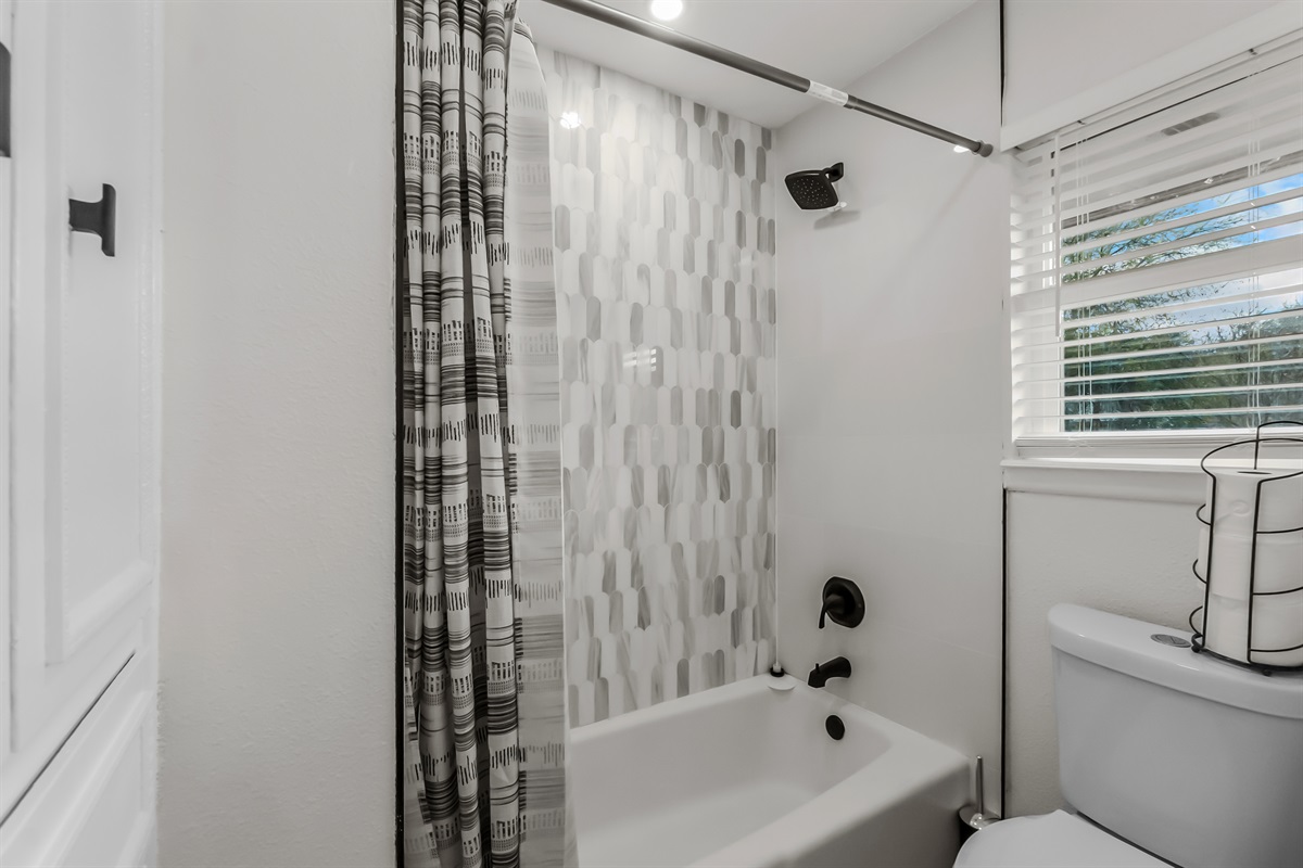 🛁 Bathrooms  🧴 Fresh • Clean • Modern