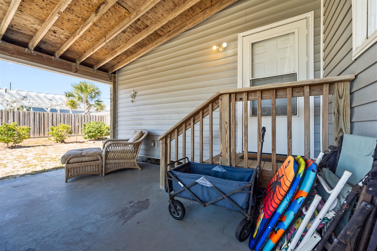 4 beach chairs and a wagon are available for guests' use during their stay