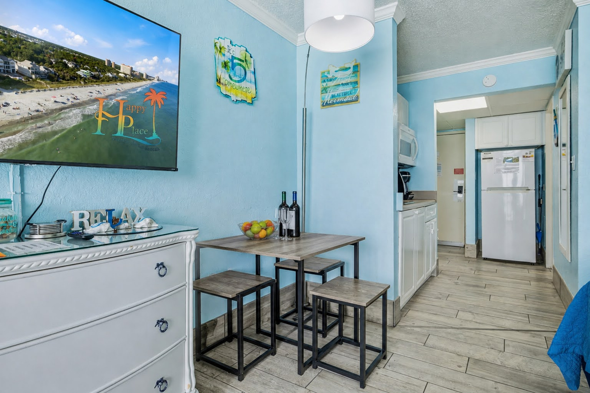 A full kitchenette and dining nook so beach days never get interrupted. ⭐
