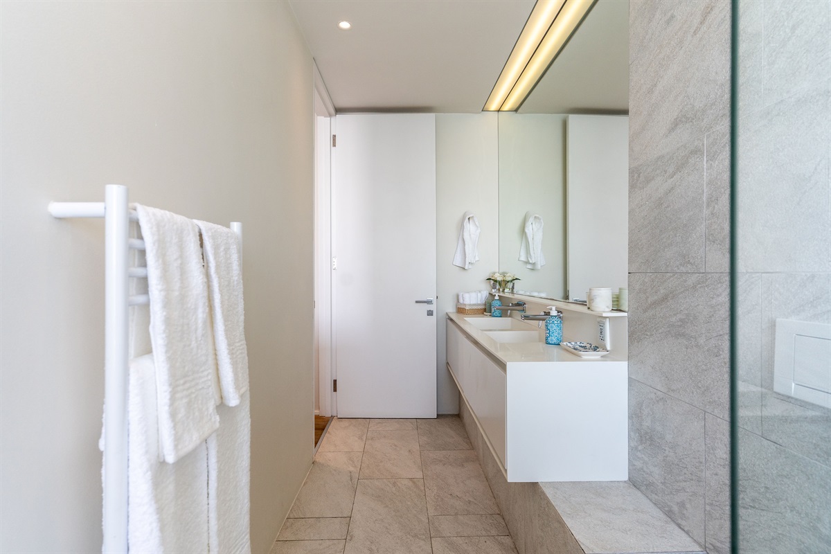 Main en-suite luxury bath