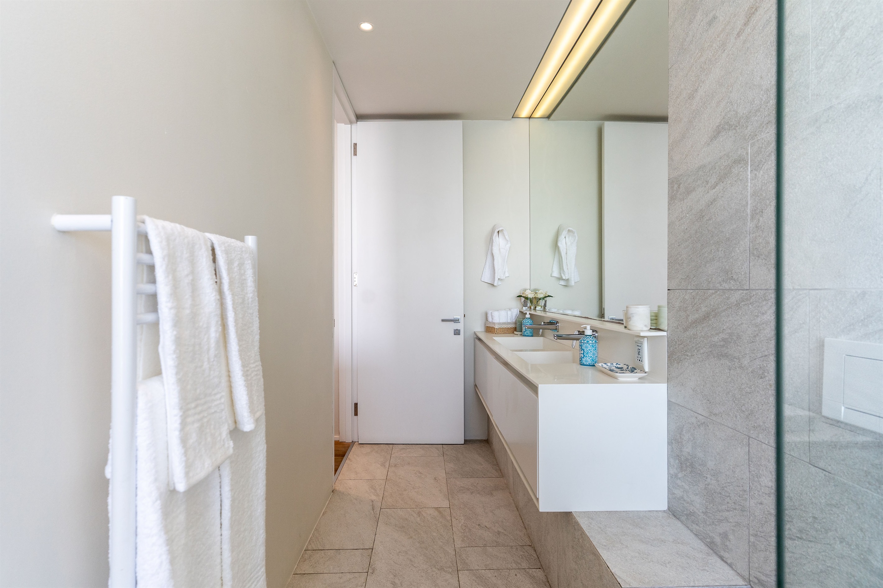 Main en-suite luxury bath