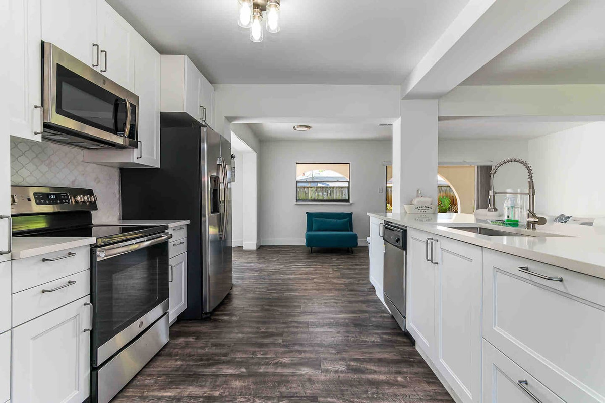 Brand New kitchen with Self Cleaning Oven, Microwave, Dishwasher, Refrigerator with Ice/Filtered Water and Large Sink