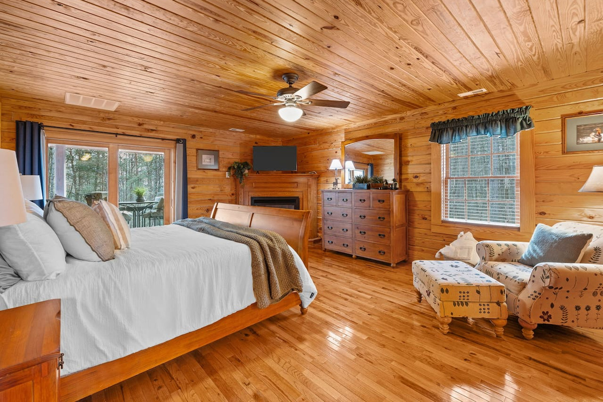 Primary bedroom located on the main level with en suite bathroom
