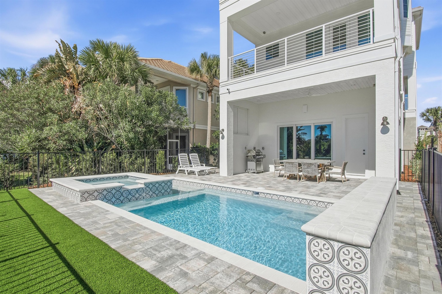 Kids cannonball while you set lunch on the shaded patio, then everyone rinses off for a grill-and-games night. When the sun drops, the spa becomes story time under the balcony—your easiest family vacation yet.
