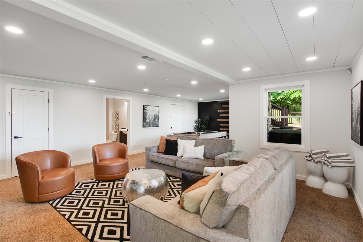 Interiors wrapped in light, warmth, and mountain charm.