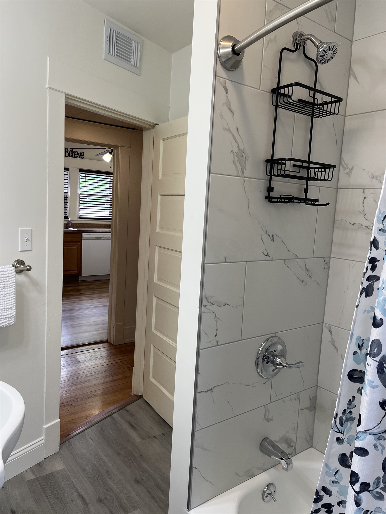 Recently renovated bathroom w/ tub/shower