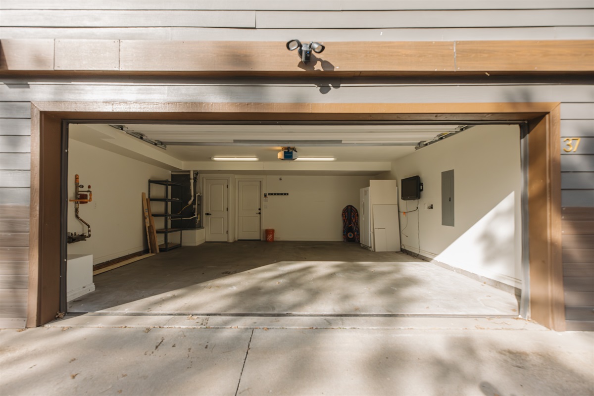 Spacious private garage—perfect for ski gear, bikes, and lake toys. Easy in-and-out access makes this Pinetop condo ideal for couples and families enjoying year-round mountain adventures.