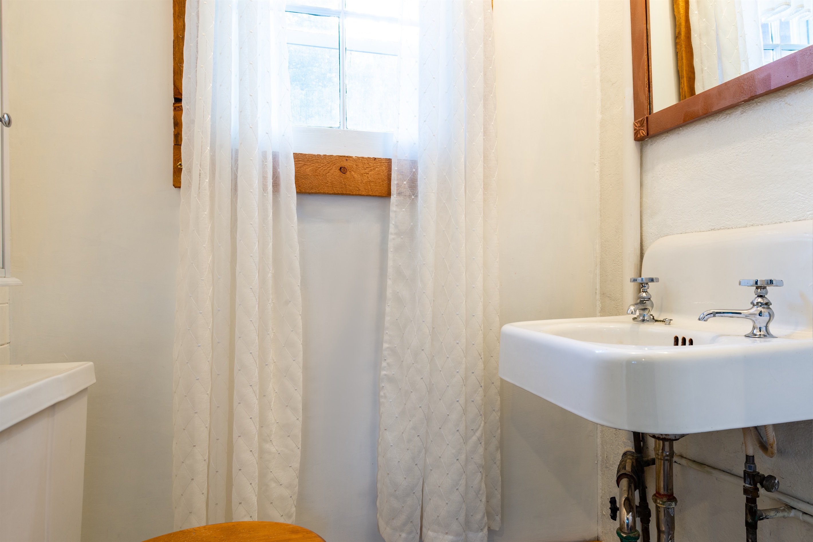 Laundry room w/ Half bathroom
